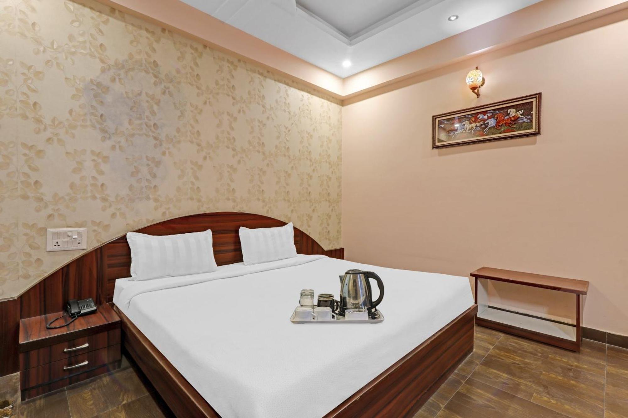 Super Capital O Townhouse Govinda Royal Hotel Kanpur Eksteriør billede