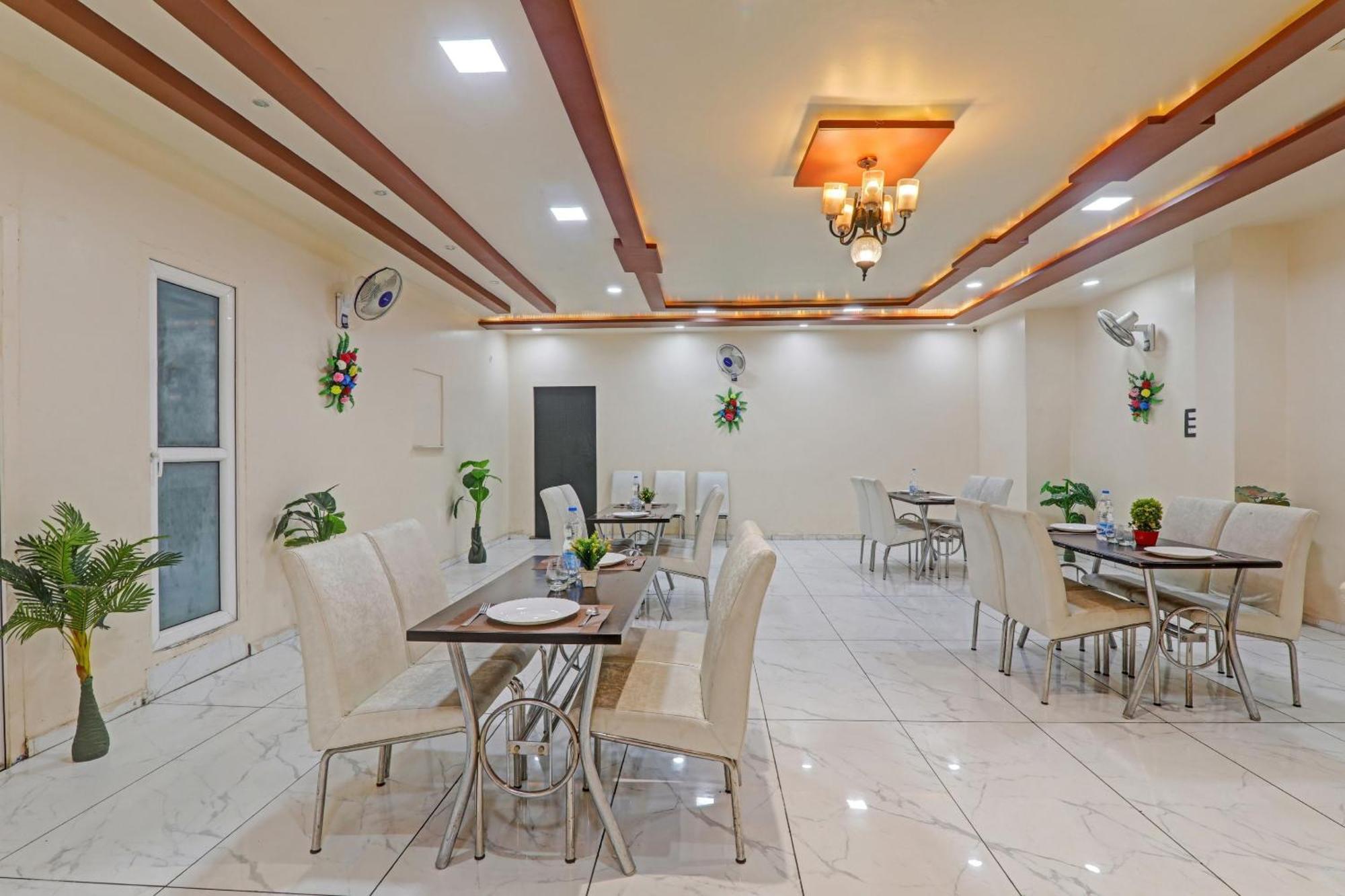 Super Capital O Townhouse Govinda Royal Hotel Kanpur Eksteriør billede