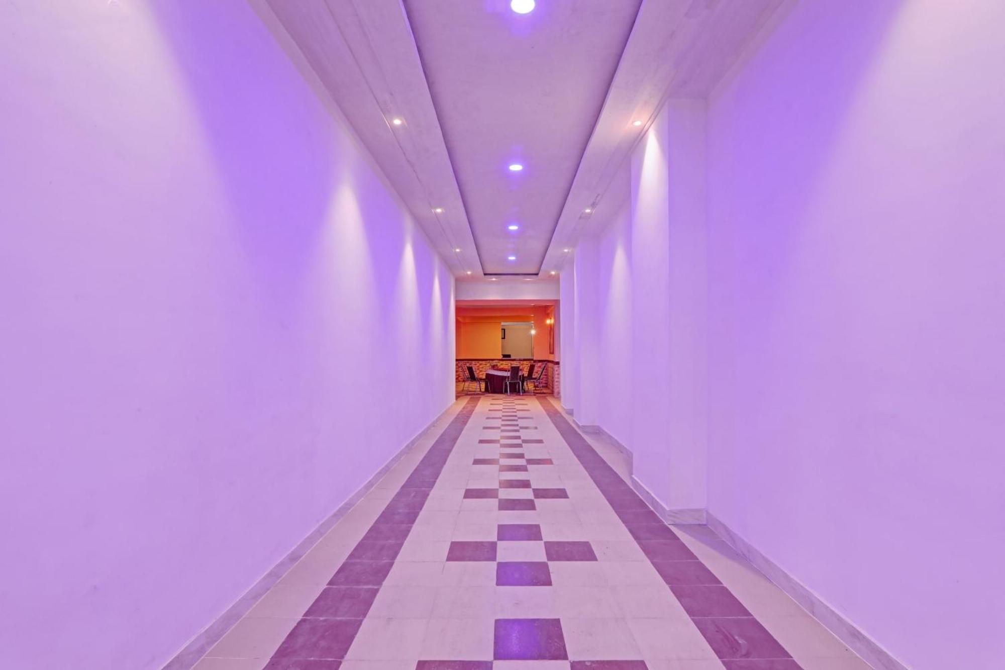 Super Capital O Townhouse Govinda Royal Hotel Kanpur Eksteriør billede