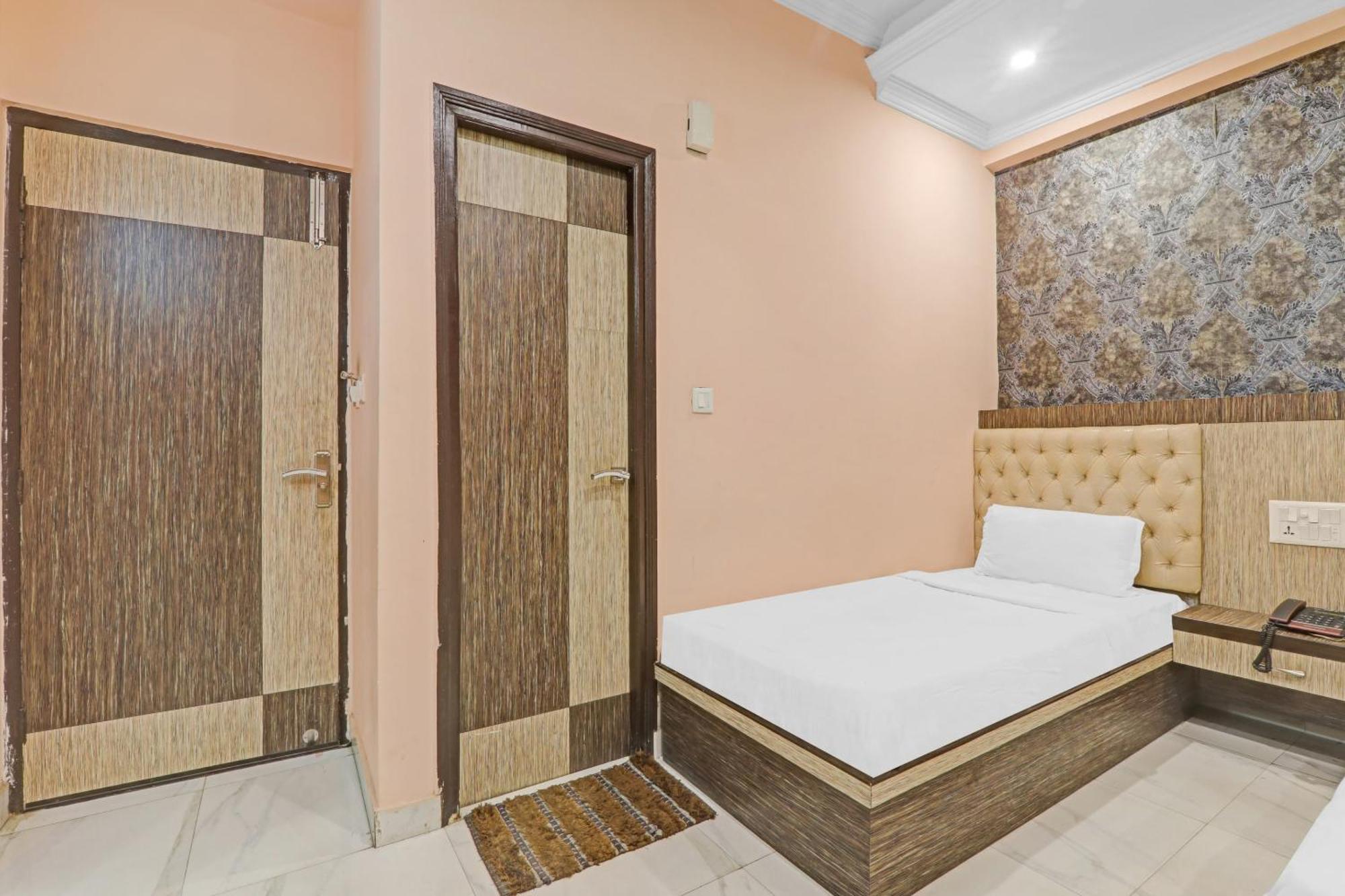 Super Capital O Townhouse Govinda Royal Hotel Kanpur Eksteriør billede