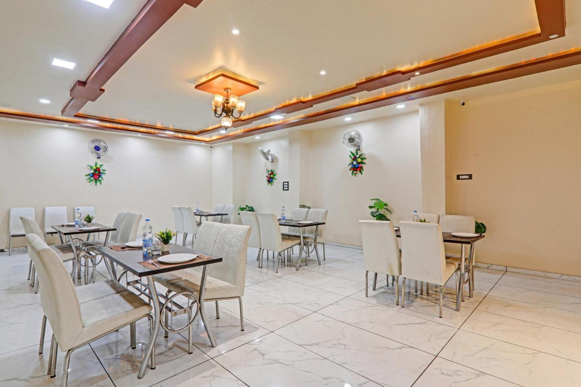 Super Capital O Townhouse Govinda Royal Hotel Kanpur Eksteriør billede
